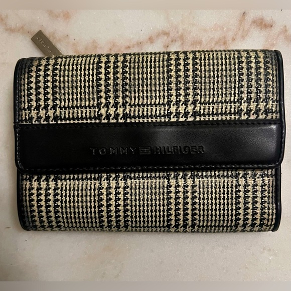 Tommy Hilfiger Black And cream Plaid Trifold Women’s Wallet With Card Holders - Picture 1 of 9